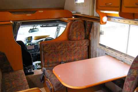 キャンピングカー車内